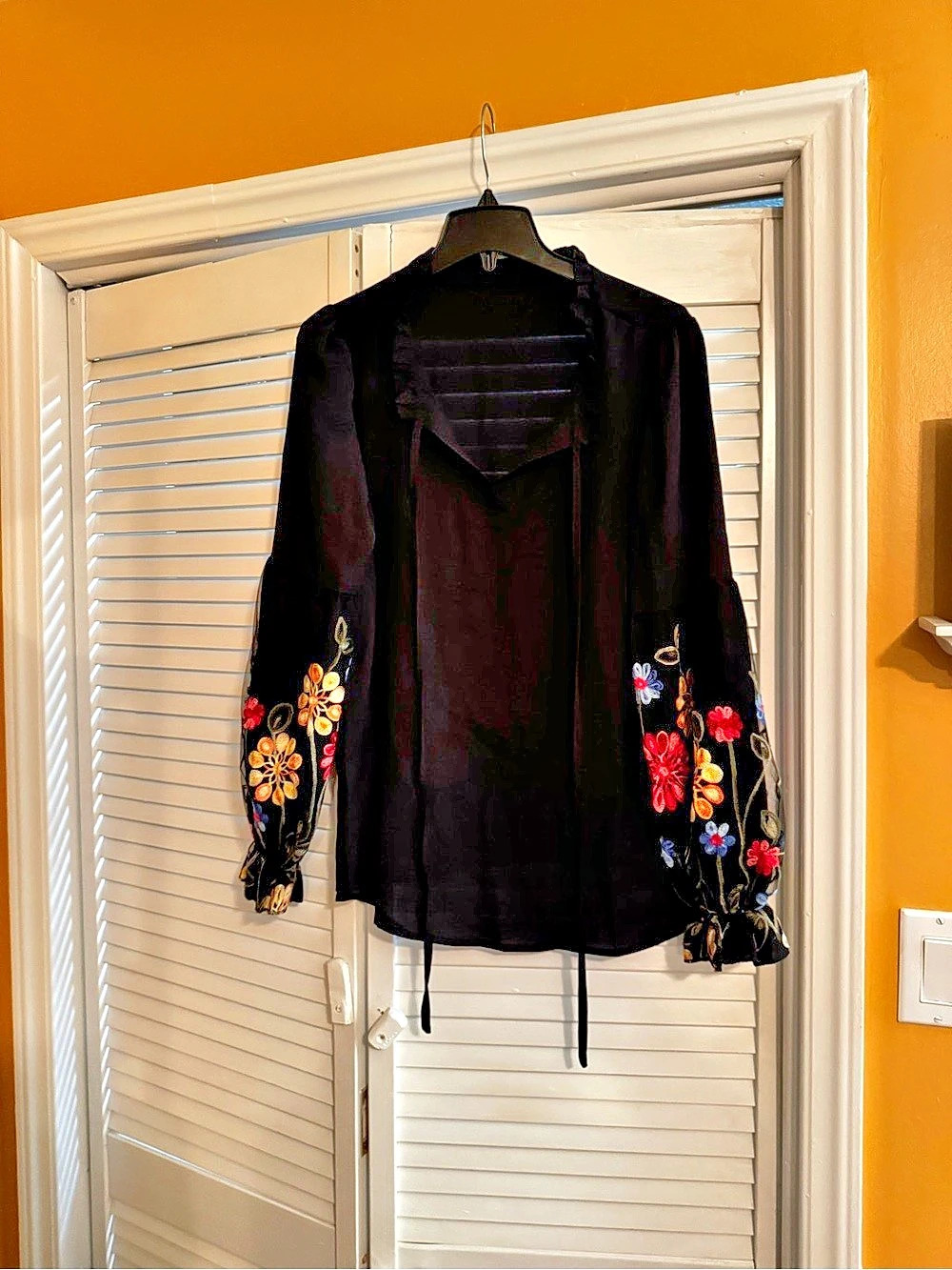 SHEIN Embroidered Sleeve Blouse in Black Size XL Like New